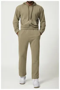 Dettaglio a figura intera della tuta da uomo kaki con felpa con cappuccio e zip e joggers