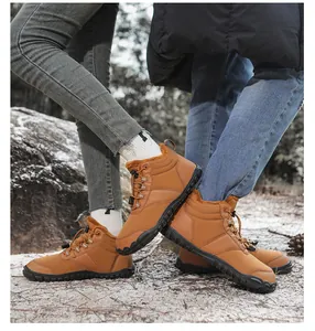 Pareja con botas de nieve cálidas de color marrón forradas en un entorno natural.