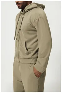 Profilo laterale della felpa con cappuccio e zip color kaki da uomo con pantaloni
