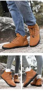 Detalle de primer plano de botas de invierno marrones forradas con suelas exteriores resistentes