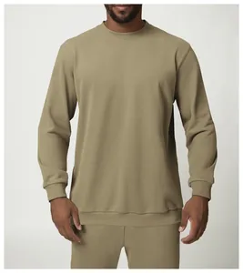 Dettaglio frontale di un uomo con una felpa girocollo color kaki per abbigliamento casual.