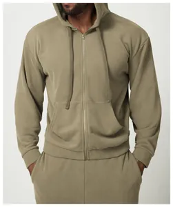 Dettaglio di una felpa con cappuccio e zip da uomo verde oliva con tasca anteriore.