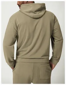 Vista posteriore di una comoda felpa con cappuccio kaki da uomo con pantaloni coordinati.