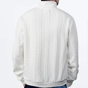 Detailansicht der Rückseite eines weißen Jacquard-Strickpullovers mit Stehkragen