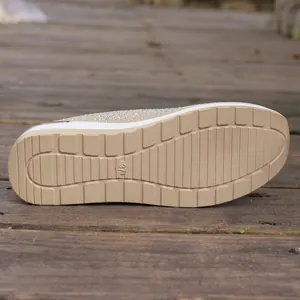 Vista dettagliata della suola antiscivolo delle scarpe da ginnastica con zeppa e strass