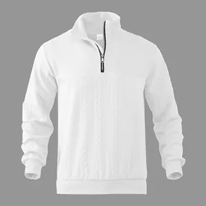 Detailansicht des weißen Sweatshirts mit Stehkragen, Reißverschluss und Zopfmuster-Textur