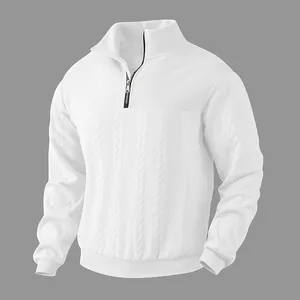 Detailansicht der Zopfmuster auf diesem weißen Retro-Strickpullover mit halbem Reißverschluss