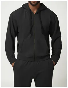 Dettaglio frontale di una felpa con cappuccio nera da uomo con zip e pantaloni sport.