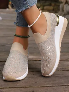 Vista dettagliata delle scarpe casual beige da donna con decorazioni in strass scintillanti