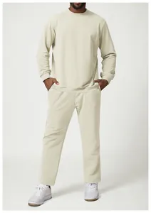 Dettaglio del completo da uomo con felpa a girocollo e pantaloni sportivi color crema