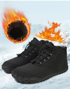 Detalle de las botas de invierno negras forradas de vellón con indicadores de calor