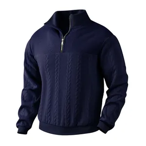 Detailaufnahme des marineblauen Strickgewebes und des Metall-Halbreißverschlusses am Pullover.