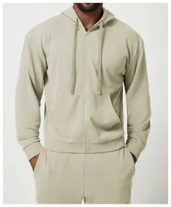 Dettaglio di felpa con cappuccio beige da uomo con zip e tasche frontali