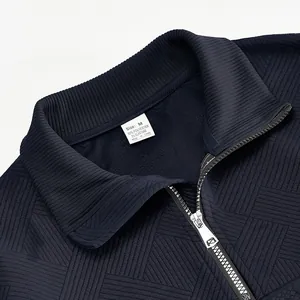 Detailansicht eines schweren Jacquard-Sweatshirts mit silbernem Reißverschluss und Kragen