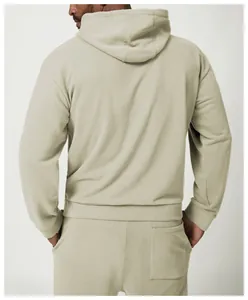 Vista posteriore dettagliata di felpa con cappuccio e pantaloni verde salvia da uomo