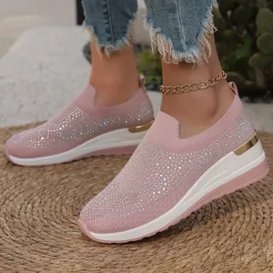 Elegantes zapatillas de cuña en punto rosa con pedrería brillante para la mujer