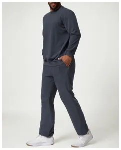 Vista laterale professionale di un uomo che indossa un set felpa e pantaloni grigio scuro