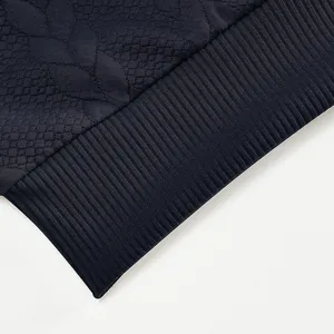 Detailansicht der marineblauen Jacquard-Struktur und des elastischen Rippsaums am Sweatshirt