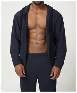 Dettaglio ravvicinato della felpa con cappuccio blu navy da uomo con zip e stile fitness.