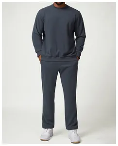 Dettaglio di un set di felpa e pantaloni sportivi da uomo in grigio antracite di alta qualità