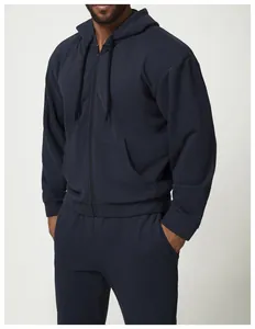 Dettaglio del set felpa con cappuccio e zip blu scuro da uomo con tessuto morbido e lacci