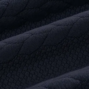 Detaillierte Nahaufnahme von schwerem marineblauem Jacquard-Strickstoff mit Wabenmuster