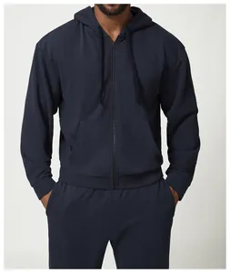 Primo piano di una felpa con cappuccio blu navy da uomo con cerniera e tasche anteriori