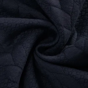 Detaillierte Makroaufnahme des schweren, marineblauen Jacquard-Strickstoffs mit Textur