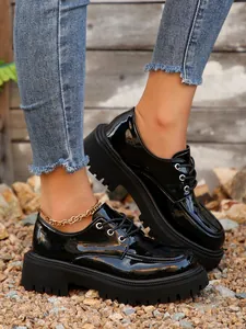 Zapatos Oxford de charol negro con suela de plataforma gruesa y diseño con cordones