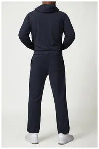 Vista posteriore di un uomo che indossa una tuta blu navy con cappuccio e pantaloni.