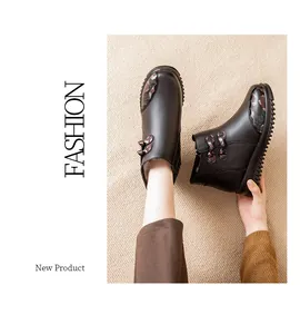 Detail von rutschfesten Winterstiefeln für Damen mit Blumenmustern und Fellfutter.
