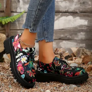 Detalle de mocasines con plataforma para mujer con bordado floral de estilo inglés