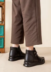 Details der schwarzen Winterstiefeletten für Damen mit Fellfutter und Blumendekor