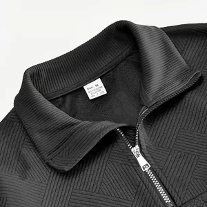 Detailaufnahme von strukturiertem Jacquard-Strick und Reißverschlusskragen am Sweatshirt