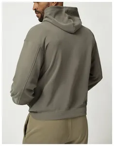 Vista posterior detallada de una sudadera deportiva con capucha verde oliva para hombres