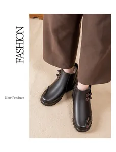 Nahaufnahme von warmen Winter-Stiefeletten für Damen mit Kunstfellfutter und Reißverschluss