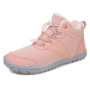 Botas de nieve de invierno rosas con forro polar y diseño minimalista de punta ancha.