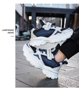 Λεπτομερής πλάγια όψη των μπλε και λευκών chunky sneakers για αγόρια