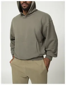 Vista frontal de sudadera con capucha oversize verde oliva con bolsillo de canguro