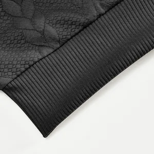 Detailaufnahme des schwarzen schweren Strickstoffs mit Jacquardmuster und Rippbündchen