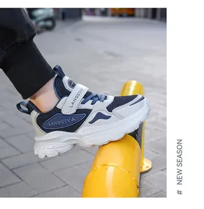 Λεπτομερής προβολή αγορίστικων chunky sneakers με πλέγμα που αναπνέει και χοντρή σόλα