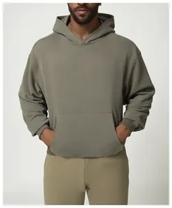 Detalle de vista frontal de una sudadera con capucha deportiva verde oliva para hombres
