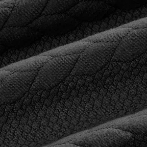 Detailaufnahme von schwarzem, schwerem Strickstoff mit einem Blatt-Jacquard-Muster