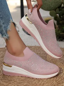 Vista dettagliata delle sneakers rosa con strass che mostra la zeppa e il tallone