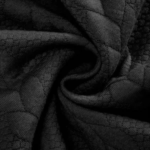 Makroaufnahme eines schweren schwarzen Jacquard-Stoffes mit kompliziertem Webmuster.