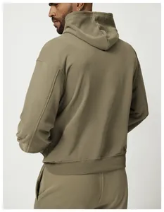 Detalle de la vista trasera de una sudadera con capucha deportiva verde oliva para hombre.