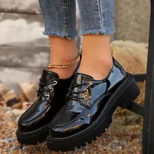 Zapatos Oxford de plataforma para mujer en charol negro con cordones estilo británico