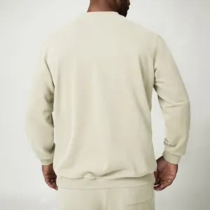 Felpa girocollo beige da uomo con vestibilità rilassata vista dalla parte posteriore