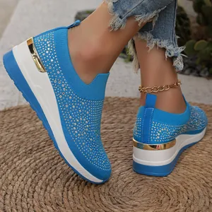 Sneaker da donna in maglia blu con strass scintillanti e una suola con zeppa