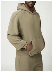 Vista lateral detallada de una sudadera con capucha deportiva caqui para hombre con bolsillo